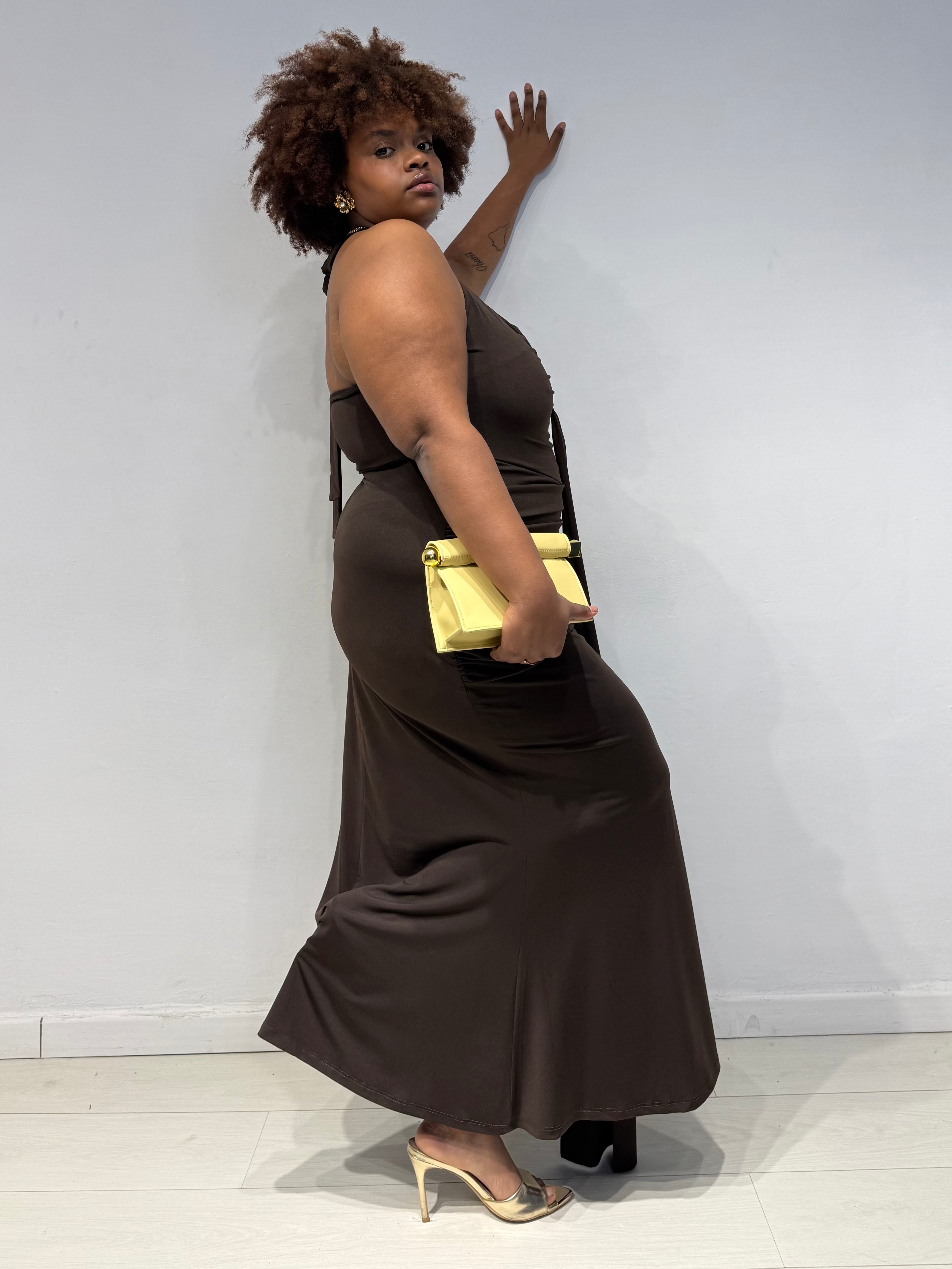 Abito Nicole Marrone