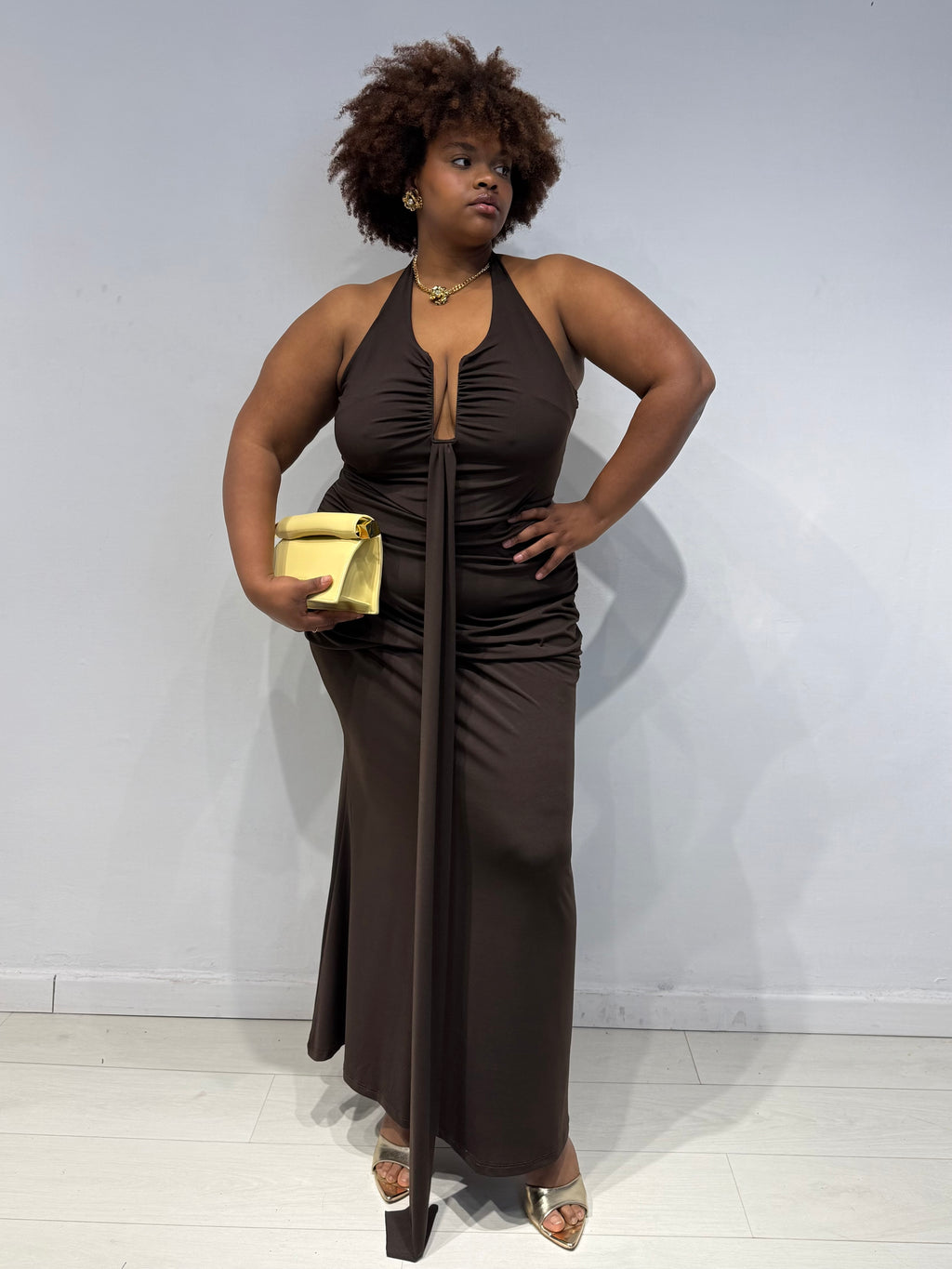 Abito Nicole Marrone