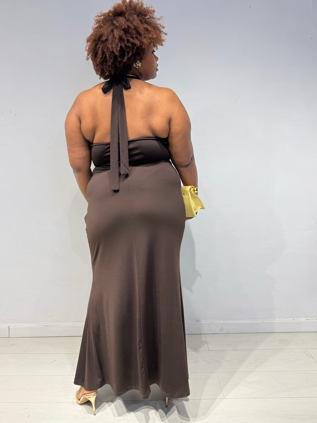 Abito Nicole Marrone